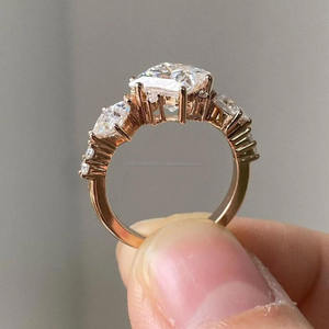 Bague en or jaune avec pierre latérale en diamant princesse pour femme, élégante, luxueuse, pour fiançailles, mariage et anniversaire, bijoux fins - Product Image 2