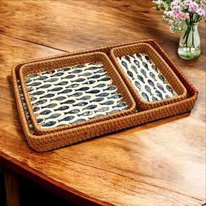 Plateau de service en rotin tressé, plateau décoratif bohème avec motif mosaïque, décoration de maison de style côtier, plateau panier fait main, plateau de table basse - Product Image 1