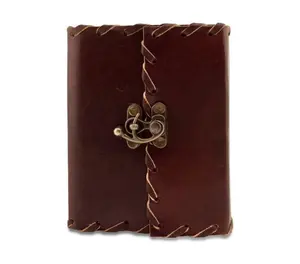 Hand gefertigtes Tagebuch aus echtem Leder mit hand gefertigten Molkereien aus Baumwoll papier mit leeren Tagebüchern