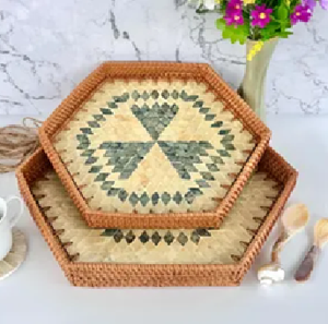 Plateaux de service rectangulaires en rotin tressé, avec une base en mosaïque de fleurs en nacre colorée, disponibles en gros. - Product Image 3
