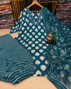 Ensemble 3 pièces pour femme : Kurti, pantalon et dupatta en coton biologique respirant, à imprimé floral en dentelle, longueur genou, pour usage quotidien décontracté |   Col en V | - Product Image 4