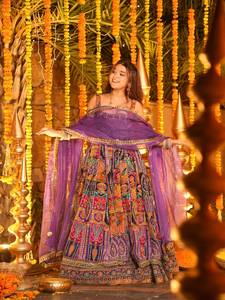ชุดเดรส Anarkali ดีไซน์เนอร์ พร้อมกางเกงและผ้าคลุมไหล่ ลายพิมพ์ปักประดับอย่างสวยงาม หลากสี เหมาะสำหรับเทศกาลต่างๆ - Product Image 3