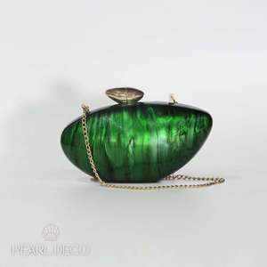 Bolso de mano de resina verde esmeralda: Elegante bolso de noche con efecto marmoleado - Product Image 2