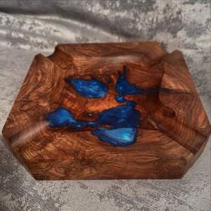 Cendrier en bois et résine artisanal de qualité supérieure, accessoire de bureau unique pour fumeurs - Product Image 1