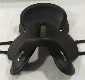 อานม้า BLUHORSE BH-900 รุ่นมาตรฐาน คุณภาพดี สำหรับขี่ม้าแบบอังกฤษ ทำจากหนัง PU ทนทาน ปรับแต่งสีได้ ผลิตด้วยมือจากอินเดีย ใช้เส้นใยอินเดีย - Product Image 6