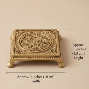 Plateau carré en laiton plaqué or avec motif religieux gravé en relief, pièce décorative de collection - Product Image 4