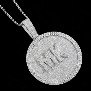 Colgante de Alfabeto Personalizado con Incrustaciones de Moissanita Plateada Redonda Grande, Joyería de Moda Hip Hop, Colgante de Alfabeto Personalizado - Product Image 2