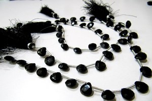 Cuentas de espinela negra natural en forma de corazón, facetadas, de 8 a 10 mm, en tira de 8 pulgadas. - Product Image 2