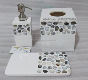 Rehaussez la salle de bain de votre hôtel avec cet élégant plateau, distributeur de savon et ensemble de porte-savon - Product Image 2