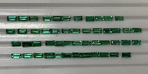 Lote de Esmeraldas Naturales de Zambia de Alta Calidad, Corte Baguette de 2x4 mm, Color Verde Intenso, Perfecto para Joyería, por Sadiya Intern - Product Image 4