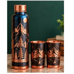 Juego de Botellas de Agua Modernas de Cobre con 2 Tazas, Diseño Grabado de Montaña y Árbol, Botella Portátil para Bebidas al Aire Libre - Product Image 1