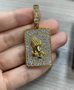 Colgante de manos en oración de plata de ley 925 con moissanita de lujo para hombre y mujer, joyería de moda unisex. - Product Image 3