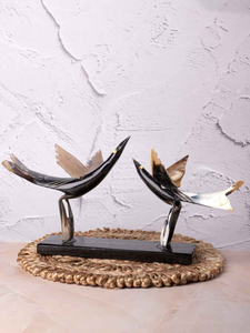 Sculpture de table en corne naturelle, paire d'oiseaux, faite à la main, avec base en bois, objet décoratif rustique pour la maison - Product Image 4