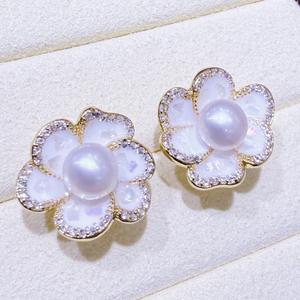 Boucles d'oreilles en perles d'eau douce naturelles de Zhuji, camélia français, design élégant et unique pour femmes - Product Image 2