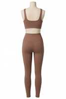 Ensemble soutien-gorge de sport côtelé sans couture antibactérien à dos nageur et maintien élevé, col en V profond, et short taille haute pour femme, avec logo frontal, couleur olive