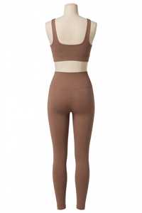 Conjunto de sujetador deportivo de alto soporte con espalda cruzada, acanalado, sin costuras, antibacteriano, con cuello en V profundo y pantalones cortos de cintura alta para mujer, con logo frontal, color verde oliva. - Product Image 2
