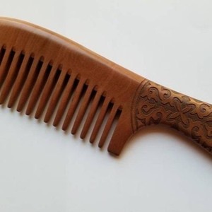 Peine de madera de sándalo marrón Natural Crafts, peine de dientes anchos personalizable, herramienta duradera para peinar el cabello, personalizado y de moda. - Product Image 1