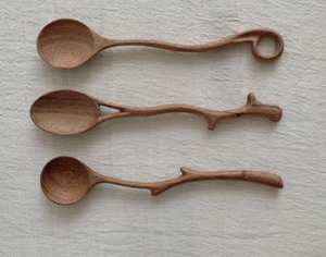 Cuchara de servir de madera tallada a mano de Vietnam, mango rústico con forma de rama, herramienta de cocina única para mezclar, artesanía artesanal de Vietnam - Product Image 1