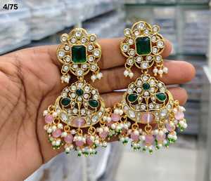 ต่างหูระย้าแบบ Kundan Chandbali ประณีตประณับมุกและพู่ห้อย งานแฮนด์เมด เหมาะสำหรับงานแต่งงานและงานปาร์ตี้ คอลเลคชั่นเครื่องประดับ - Product Image 1