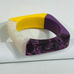 Bracelet manchette audacieux en résine, pièce artisanale unique, bijou d'art éco-responsable, modèle Ange - Product Image 1