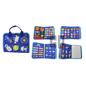 Tablero sensorial multifuncional portátil con temática espacial de astronauta - Product Image 1