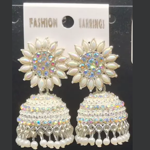 Boucles d'oreilles Jhumka en argent oxydé avec pétales de fleurs en perles, entièrement ornées de strass et de gouttes de perles, catalogue d'exportation en gros - Product Image 1