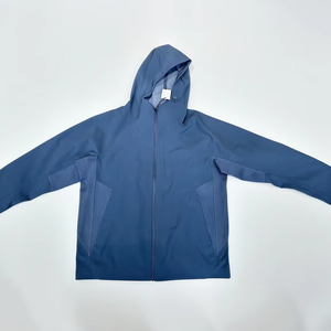 เสื้อแจ็คเก็ตกันลมสไตล์ OEM สำหรับฤดูหนาว คอตั้ง ปิดแบบสวมหัว ผลิตด้วยวิธีการทอผ้าแบบไม่ถักทอ - Product Image 1