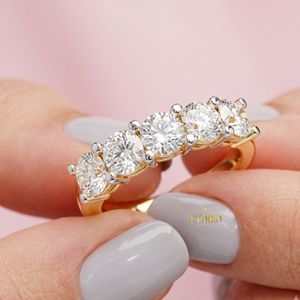 Bague de luxe pour femme avec 5 diamants de laboratoire ronds taille brillant de 1,50 carat, couleur D, bijou élégant pour fiançailles - Product Image 1