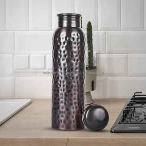 Botella de agua de cobre martillado puro Premium Diseño de metal elegante Acabado trasero Vasos de cobre de alta calidad - Product Image 2