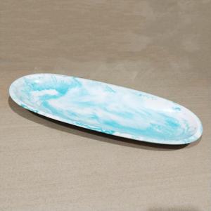 Plato Decorativo de Resina Hecho a Mano con Patrón de Mármol Inspirado en el Océano para Servir Quesos, Tapas y Aperitivos - Product Image 2