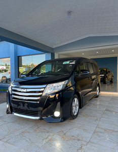 Toyota Noah Van Usada en Buen Estado, Opciones de Transmisión Automática y Manual, Asientos de Cuero, Neumáticos R17, Combustible Gasolina, en Venta - Product Image 1