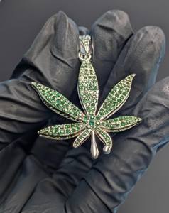 Collier pendentif feuille en moissanite couleur verte en argent sterling 925, style hip-hop glacé, pour rappeurs, idéal pour les soirées. - Product Image 1