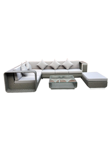 Ensemble de canapés en rotin contemporain pour l'extérieur avec coussins gris et table basse en verre pour usage en jardin - Product Image 6
