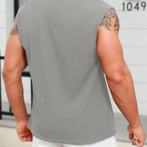 Camiseta sin mangas ligera estilo streetwear con estampado personalizado, antiarrugas, diseñada con más espacio alrededor del pecho y de las brazos. - Product Image 2