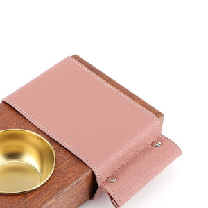 Quemador de incienso árabe de madera con un inserto de metal dorado y una correa de cuero rosa. Artículo de decoración para el hogar elegante y funcional - Product Image 5