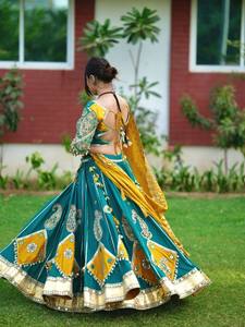 Lehenga Choli Étnico de Algodón Muslin con Bordado de Espejo y Encaje Kodi & Lampi, Diseño de Encaje Kodi Hecho a Mano en Algodón Muslin Completamente Cosido - Product Image 4