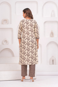 ชุดคุร์ตะผ้าฝ้ายพิมพ์ลายดอกไม้สีเบจสำหรับผู้หญิงพร้อมกางเกงลายทาง |   ชุดคุร์ติลำลองสไตล์ชาติพันธุ์ |   ชุดคุร์ตะแขนสามส่วนทรงตรงสำหรับผู้หญิง - Product Image 2