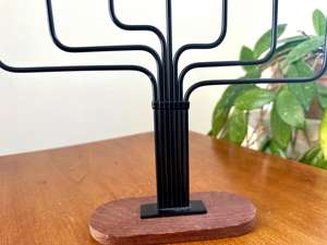 Candelabro de 7 pilares de metal negro y base de madera, perfecto para centros de mesa en grandes eventos de boda y decoración del hogar, procedente de la India. - Product Image 2