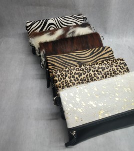 กระเป๋าถือหนังพับได้สำหรับผู้หญิง แต่งขนสัตว์สไตล์วินเทจ สะพายไหล่หรือสะพายข้าง พร้อมพู่ห้อยข้อมือ รุ่น 2026 ใส่โทรศัพท์มือถือได้ - Product Image 5