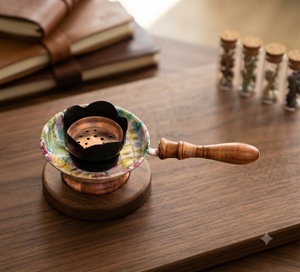 Brûleur d'encens en métal fait main avec poignée en bois, design floral écologique, utilisation aromatique toute saison - Product Image 1