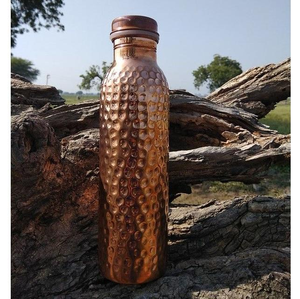 Bouteille en cuivre avec design martelé pour eau détoxifiante - Product Image 2