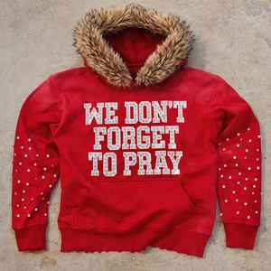 Hoodies en fausse fourrure sur mesure avec logo personnalisé en strass sur les manches, hoodies en fausse fourrure brodés sur mesure avec strass, unisexes - Product Image 2