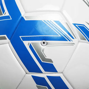 Ballon de football professionnel de qualité supérieure, durable, performant, avec une forme qui se maintient fièrement. - Product Image 5