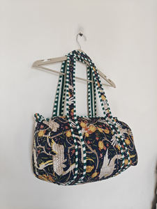 Sac de voyage matelassé en coton bleu foncé à motif floral, fermeture éclair, doubles poignées, unisexe |   Sac de sport léger pour le week-end, 20-35L - Product Image 3