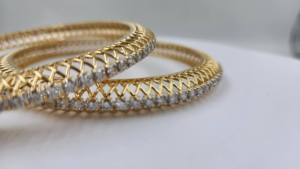 Brazalete de Oro Amarillo de 14K de Lujo con Diamantes Finos, Diamante Natural de 10 Puntas, Color VS2 HI, Certificado IGI, Perfecto para Bodas - Product Image 3