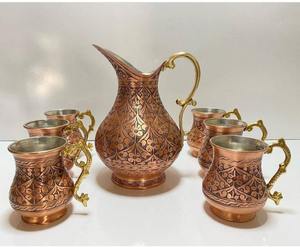 Jarra de cobre tradicional hecha a mano con grabado floral detallado, perfecta para eventos de catering y servicio de hostelería, procedente de la India. - Product Image 5