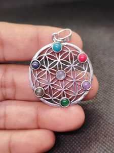 Pendentif en laiton naturel 7 chakras |   Pendentif en cristal de guérison fait main |   Pendentif de collier en laiton plaqué argent avec pierres précieuses - Product Image 2