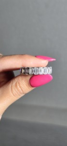 Bague d'éternité en diamant de laboratoire en or blanc 10 carats, diamant de laboratoire taille émeraude, bague de mariage à griffes partagées en U - Product Image 6