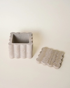 Elegante Caja de Almacenamiento de Piedra Travertino con Borde Ondulado, Diseño Esculpido Moderno que Agrega Encanto Artístico y Estilo Funcional a Cualquier Decoración del Hogar - Product Image 1