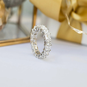 แหวนเพชรทรงเจ้าหญิงสีขาวทองคำขาว ประดับเพชรแล็บโกรว์แบบ Eternity Band - Product Image 4